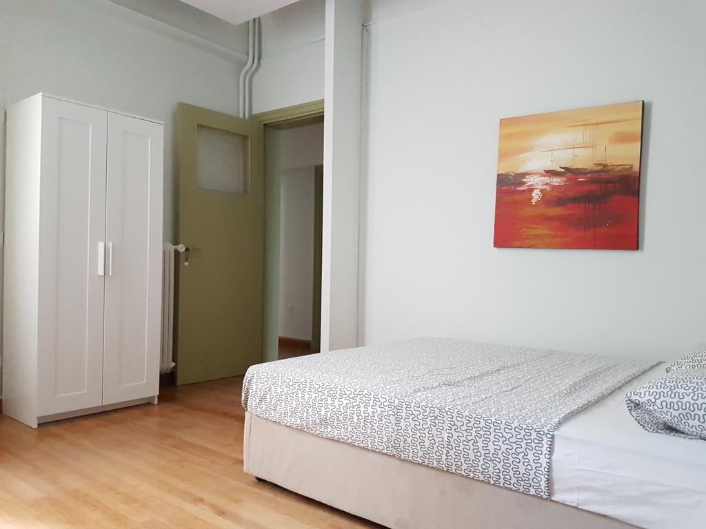 Errathens Pine Red And Taupe - Athens Center Apartment Екстериор снимка