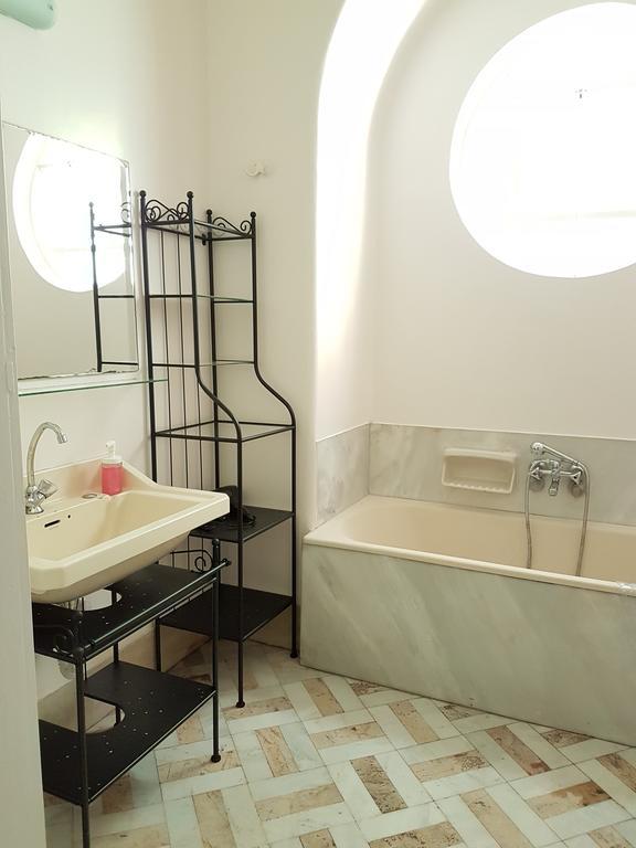 Errathens Pine Red And Taupe - Athens Center Apartment Екстериор снимка